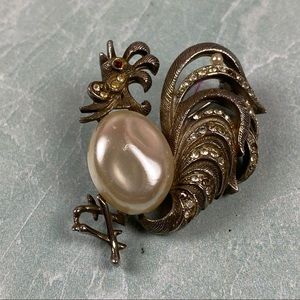 Vintage jelly belly pearl rooster brooch w/ silver tone hardware & rhinestones